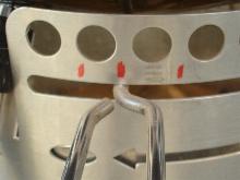 Foto van de markering van de 50% open positie van de onderste ventilatie schuiven van een Weber Gold bar-bq - door Blue Smoke BBQ.