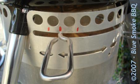 Foto van de markering van de exacte posities van de onderste ventilatie schuiven van een Weber Gold barbecue door Blue Smoke BBQ.