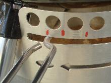 Foto van de markering van de gesloten positie van de onderste ventilatie schuiven van een Weber Gold barbeque - door Blue Smoke BBQ.