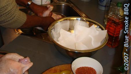 Foto van de tweede roestvrije schaal, met keukenpapier, klaar om een natte kip te ontvangen.