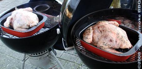 Foto van een paar kalkoenen op de barbecue.