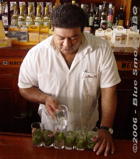 Foto van de Barman die Mojitos maakt in La Bodeguita del Medio, La Havana, Cuba.
