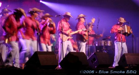 Foto van de Colombiaanse Cumbia Band Los Corraleros de Majajual door Blue Smoke BBQ.