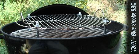 Foto van Juancho's Dubbel Grill om de capaciteit van uw kogel barbecue te verdubbelen - door Blue Smoke BBQ.