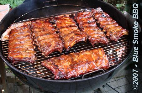 Foto van 6 rib slabben op de standaard Juancho's Split Grill - door Blue Smoke BBQ.