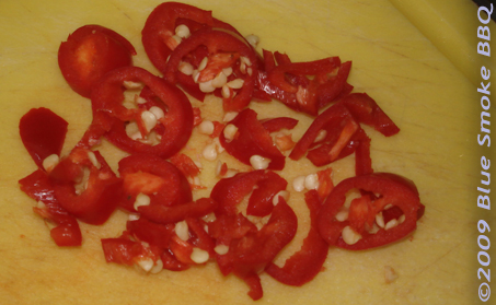 Foto van gehakte chili pepers voor Texas bonen recept door by Blue Smoke BBQ.