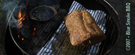 Foto van hele Ribeye op het barbecue grill rooster - door Blue Smoke BBQ.