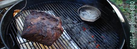 Foto van rib-eye roast op het barbecue rooster - door Blue Smoke BBQ.