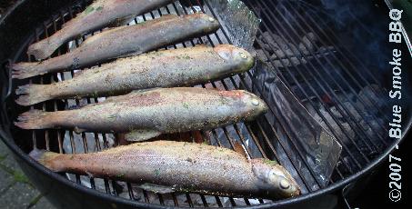 Afbeelding van forellen na een kwartier op de barbecue - door Blue Smoke BBQ.