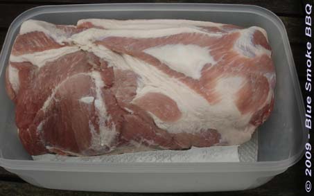 Foto van een rauwe varkensnek of procureur klaar om North Carolina Pulled Pork van te maken - door Blue Smoke BBQ.
