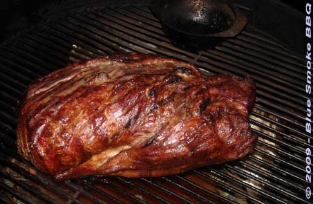 Foto van een hele Varkens Nek Kotelet op het Barbeque rooster - door Blue Smoke BBQ.