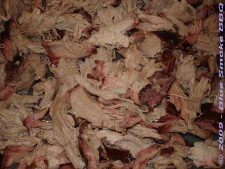 Foto van North Carolina Pulled Pork warm gerookt in een gewone kogel barbeque - door Blue Smoke BBQ.